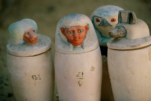 Kanopiske krukker af Pakerdemamon med propper af de fire Horus-sønner, Hapy, Duamutef,..., 2002 (foto) af Kenneth Garrett
