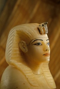 Kanopisk prop af alabast fra Tutankhamons grav i form af et kvindeportræt, 2009 (foto) af Kenneth Garrett