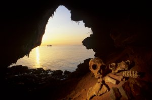 DOH, neandertalere, kvindekranie, flækkede redskaber, stenbukkeknogler, Gorhams hule, Giibralter af Kenneth Garrett