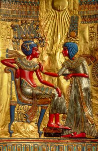 Detalje af figurer på indersiden af guldtronen, der forestiller Tutankhamon og hans kone, Egypten..., 2009 (foto) af Kenneth Garrett