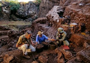 Drimolean Site, nær Johannesburg, Sydafrika, 2 millioner år gammelt hominid af Kenneth Garrett