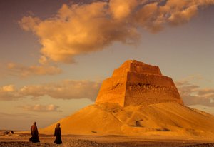Egyptens gamle rige; Kong Snefrus pyramide; ca. 2575 f.Kr.; Maidum; Egypten, trinpyramide... af Kenneth Garrett