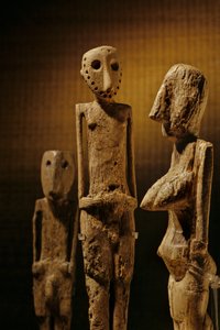 Flodhest og elefant elfenbensfigurer, 2 fod høje, fra Beersheba-dalen, formede figurer... af Kenneth Garrett