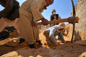 De sidste faraoer MM7836, Egypten, Taposiris Magna, tempel, Kathleen Martinez, Osiris, Isi..., 2011 (foto) af Kenneth Garrett