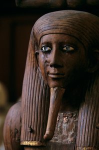 Ka-statue af træ i naturlig størrelse af Kong Auibre-Hor med bladguld og halvædelsten, 2002 (foto) af Kenneth Garrett
