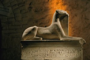 Kalkstensstatue af sjakalguden Anubis på hug på en base formet som en sarkofag, 2002 (foto) af Kenneth Garrett