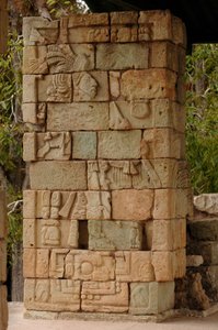 Mayaernes storhed og fald, Copan, Honduras, Detaljer af 18 kanin-glyf, Tempel 18, Maya af Kenneth Garrett