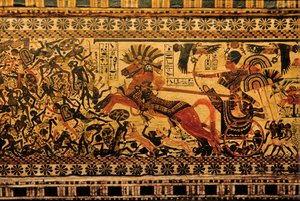 Bemalet æske forestiller Tutankhamon som kriger på stridsvogn jagtende nubiere, 2007 (foto) af Kenneth Garrett