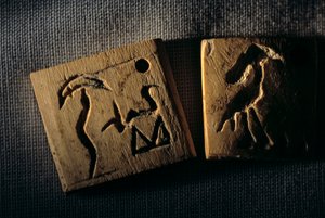Predynastisk elfenbensmærke, tidligste skrift, Dr. Gunter Dreyer, Egypten, 2005 (foto) af Kenneth Garrett