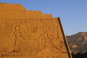 Ramses III slår fjender, hovedtempel, pylon, Medinet Habu, Det Nye Rige, Egypten, naturskønt af Kenneth Garrett