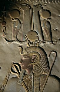 Relief fra Seti I-templet i Abydos, Egypten, Abydos; udskæring; figur; Seti; gud; krone..., 2005 (foto) af Kenneth Garrett