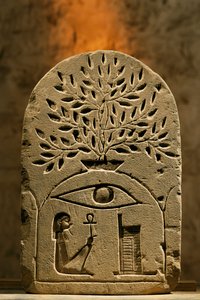 Sandstensstele til guden Osiris, 2002 (foto) af Kenneth Garrett