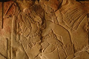 Tronbænk i tempel 19, Palenque, Mexico, udskæring af Akhal Mo Nab, 2005 (foto) af Kenneth Garrett