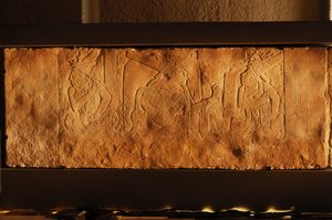 Tronbænk i tempel 19, Palenque, Mexico, udskæring af Akhal Mo Nab, 2005 (foto) af Kenneth Garrett