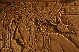 Tronbænk i tempel 21, udskæring af kong Akhal Mo Nab, Palenque, Mexico, 2005 (foto) af Kenneth Garrett
