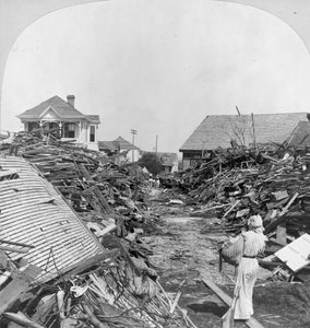 En passage gennem affaldet, nordpå på 19th Street, Galveston af Keystone View Company