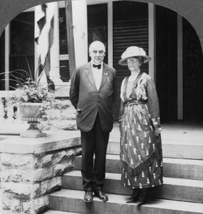 Præsident og fru Harding i deres hjem, Marion, Illinois, USA, c1921-c1923 af Keystone View Company