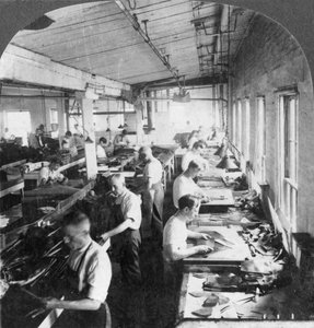 Arbejdere skærer læder til sko på en fabrik, Lynn, Massachusetts, USA, 20. århundrede