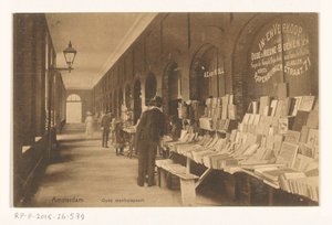 Bogstall af Aaron Eliazer van Kollem i Oudemanhuispoort Amsterdam Old Manhuispoort (titel på objekt) af Knackstedt and Näther