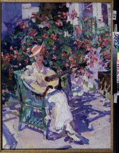 In Crimea (På Krim). En ung kvinde i en let, let kjole, der sidder på en havestol, foran en blomstrende lund, spiller på guitar, midt om sommeren i kystregionen ved Krimbugten. Maleri af Konstantin Alexeyevich Korovin (Constan af Konstantin Alekseevich Korovin