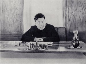 Kammerat Kim Il-sung på sit kontor i Folkerådet i Nordkorea (litho) af Korean Photographer