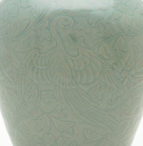 Flaske (maebyeong) med udskåret og indskåret design af to fønikser og pæonvinsruller, midten af 1100-tallet (stentøj med celadon-glasur) af Korean School