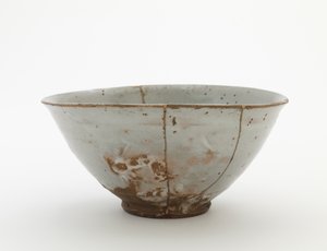 Skål, slutningen af det 16.-begyndelsen af det 17. århundrede (porcelæn med gennemskinnelig glasur, guld- og rødlakreparationer) af Korean School