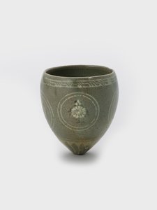 Kop, slutningen af 1100-tallet (Stentøj med indlagt slipdekor og celadon glasur)