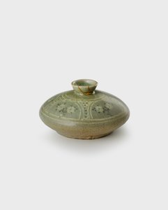 Olieflaske, slutningen af 1100-tallet (Stentøj med indlagt slipdekor og celadon glasur) af Korean School
