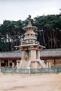 Tabo-tap (Pagoda of Prabhutaratna), en del af Pulkuk-sa tempelkomplekset, først bygget i 528, udvidet i 751 og genopbygget efter en brand i 1612-59 af Korean School