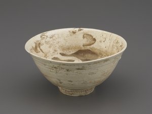 Teskål (koraijawan), anden halvdel af 1500-tallet (porcelæn med gennemsigtig glasur, reparationer af guldlak)