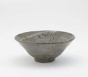 Teskål, Totoya-type, Kyongsang Namdo-provinsen, Korea, Choson-periode, slutningen af det 16.-begyndelsen af det 17. århundrede (stentøj med børstet-slip-dekoration under feldspatisk glasur)