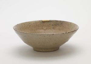 Teskål, anden halvdel af 1500-tallet (stentøj, uglaseret porcelæn, med klar glasur, guldlakreparationer) af Korean School