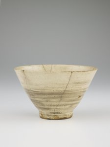 Teskål, i stil med hakeme, tidligt 1700-tal (stentøj med hvid slip under børstet jernpigment, der ligner kulmule, under klar glasur, klar glasur indvendig fod, guldlakreparationer) af Korean School