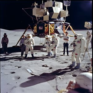 Gruppe mennesker med tv-kamera for at vise det falske Apollo 11-projekt 1