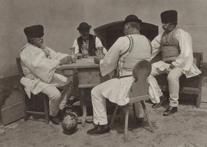 Rumænien: Poiana-Sibiului, nyder et glas vin (s/h-billede) af Kurt Hielscher