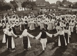 Rumænien: Rusu Bargaului, Hora (s/h foto) af Kurt Hielscher