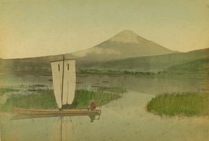 Japan: Fuji-Yama-bjerget (Fuji Yama) med en sejlbåd i forgrunden på Hokome-søen
