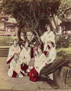 Miko, eller optræder i et tempel, danser i Nara, ca.1890