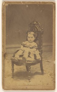 [Uidentificeret lille pige, siddende]. af L. D. Campbell