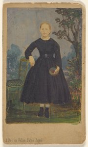 [Uidentificeret ung kvinde står og holder en bold]. af L. Laporte