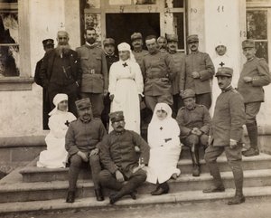 Album af Første Verdenskrig i Friuli-Venezia Giulia: gruppeportræt med officerer og Røde Kors-sygeplejersker under besøget af ridderne af Malta a Villa Brazzà, hjemsted for 17 af krigshospitalet i Soleschiano Manzano, 25/11/1915 ( s/h foto) af L. Verdiani