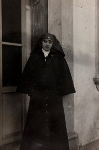 Album af Første Verdenskrig i Friuli-Venezia Giulia: portræt af Røde Kors-sygeplejersken Elena Bianconcini i Villa Brazzà, hjemsted for 17 af krigshospitalet i Soleschiano Manzano (s/h-foto) af L. Verdiani
