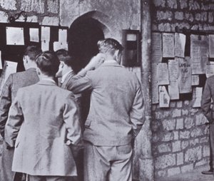 Efter Hall, ser på college opslagstavlen af Laszlo Moholy Nagy