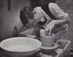 Keramik hos Eton (s/h foto) af Laszlo Moholy Nagy
