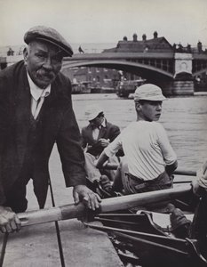 Rafts, Eton, Froggie overvåger indskibningen (s/h-billede) af Laszlo Moholy Nagy