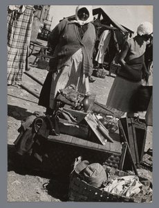 Loppemarked i Turku, Finland Marktweiß i Åbo (Turku) Finland (titel på objekt) af Laszlo Moholy Nagy