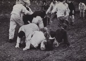 The Wall Game, Eton (s/h foto) af Laszlo Moholy Nagy