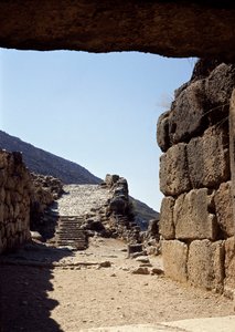 Udsigt over gyden fra Løvernes Port: stedet for den antikke by Mykenes på Peloponnes (1500-1100 f.Kr.) Grækenland