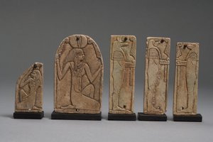 Plaques af Maat, Nephthys og sønner af Horus, sendynastisk periode (fajance) (se også 325656, 325657 og 325658)